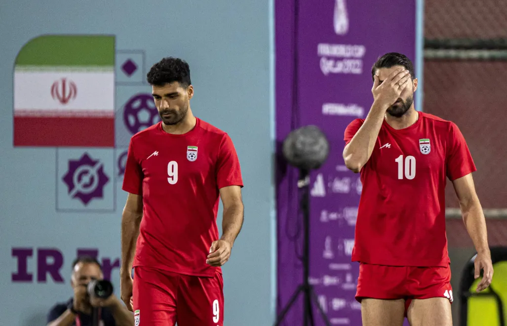 Irańscy piłkarze Mehdi Taremi (L) i Karim Ansarifard (P), fot. PAP/EPA/Martin Divisek