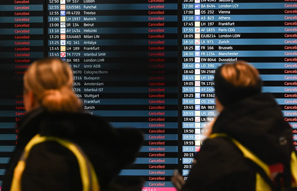 Tablica odlotów Fot. PAP/EPA/FILIP SINGER