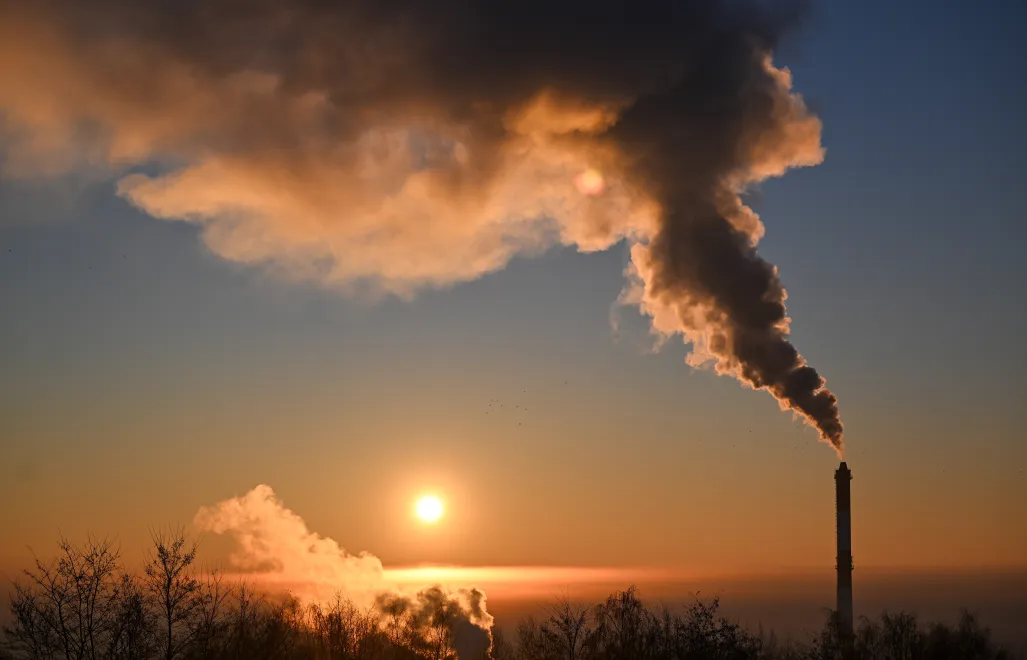Dym wydobywający się z komina Fot. PAP/Darek Delmanowicz