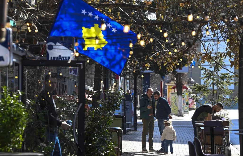 Kosowianie w stolicy kraju, Prisztinie, zdjęcie ilustracyjne, fot. PAP/EPA/Georgi Licovski