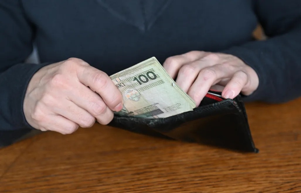Banknoty w portfelu Fot. PAP/Marcin Bielecki