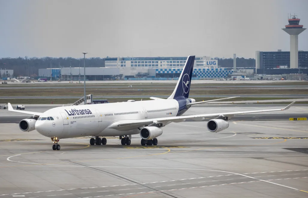 Samolot Lufthansy, zdjęcie ilustracyjne, fot. PAP/EPA/ANDRE PAIN