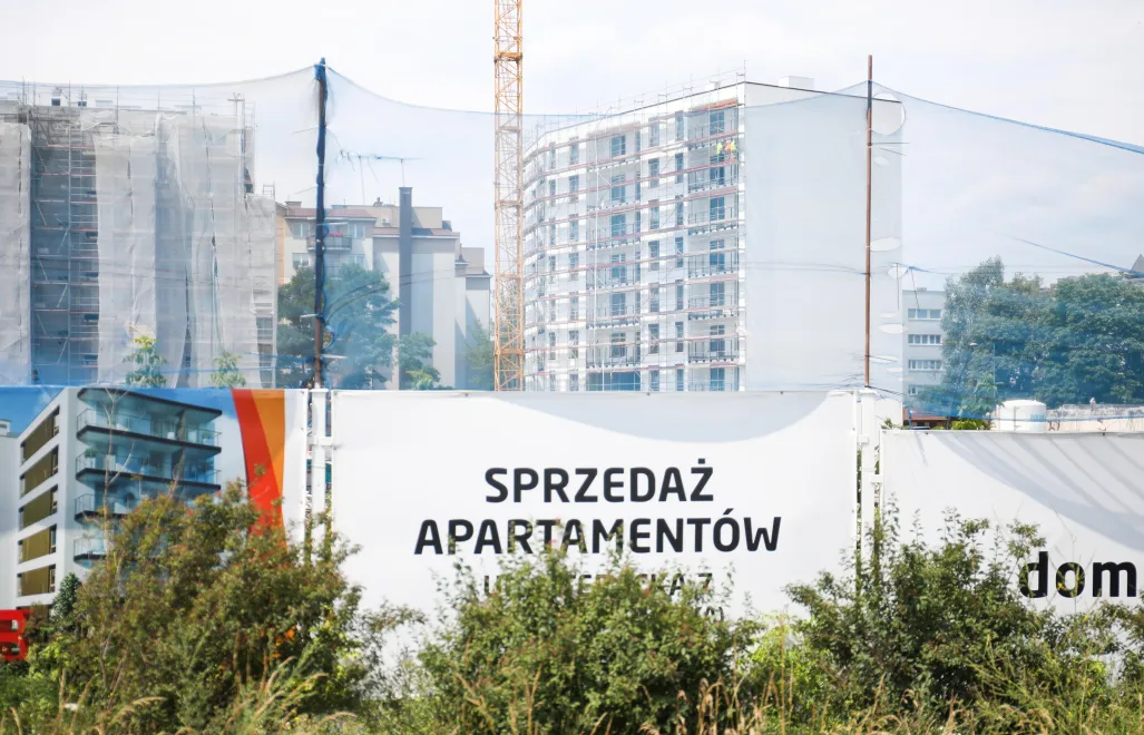 Ogłoszenie o sprzedaży mieszkań w jednej z warszawskich dzielnic. Zdj. ilustracyjne. Fot. PAP/ Albert Zawada