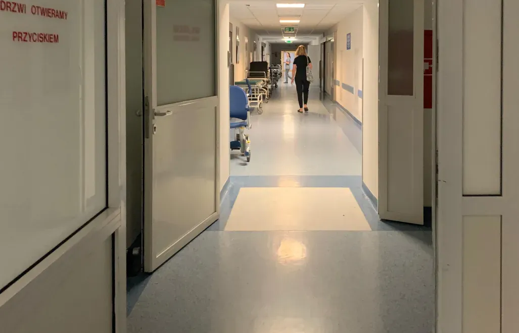 Korytarz szpitalny/zdjęcie ilustracyjne fot. PAP/Albert Zawada