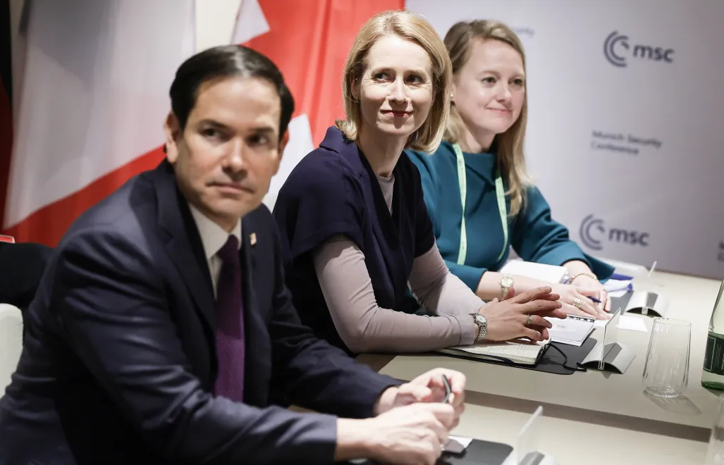 Госсекретарь США Марко Рубио и глава дипломатии ЕС Кая Каллас (посередине) во время конференции в Мюнхене в 2025 году. Фотоиллюстрация. Fot. PAP/EPA/Ronald Wittek/Pool