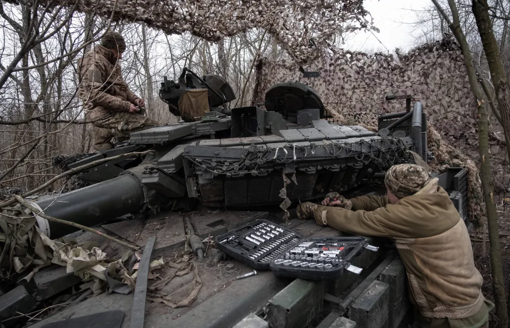 Украинские военные устанавливают динамическую защиту на танке Т-64. Fot. PAP/EPA/MARIA SENOVILLA