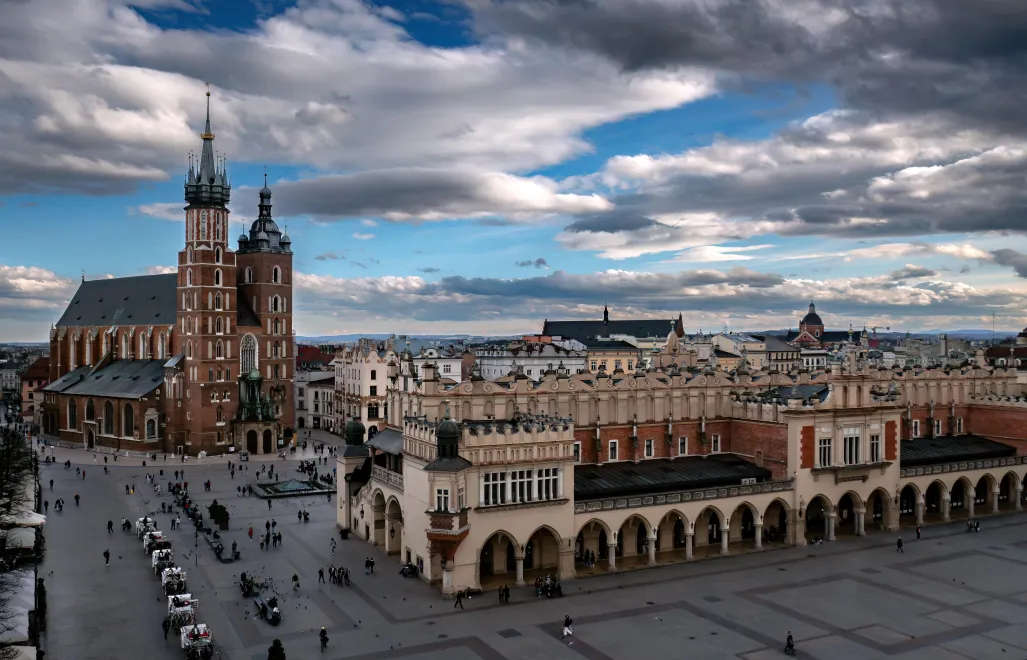 Kościół archiprezbiterialny Wniebowzięcia Najświętszej Marii Panny oraz Sukiennice na Rynku Głównym w Krakowie. Fot. PAP/Łukasz Gągulski