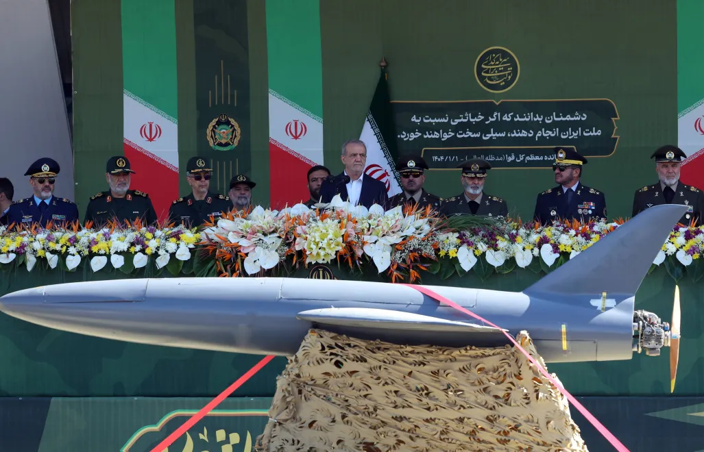 Prezydent Iranu Masud Pezeszkian i irański dron. Fot. EPA/ABEDIN TAHERKENAREH