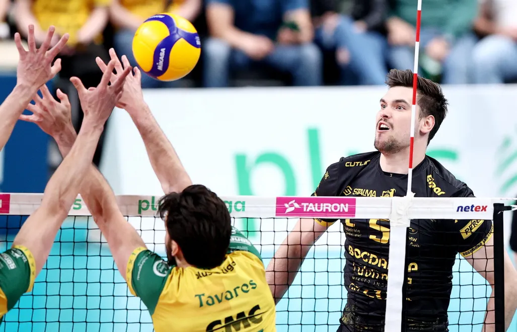  Miguel Tavares (L) z Aluronu CMC Wartą Zawiercie oraz Mikołaj Sawicki (P) z Bogdanki LUK Lublin, fot. PAP/Michał Meissner