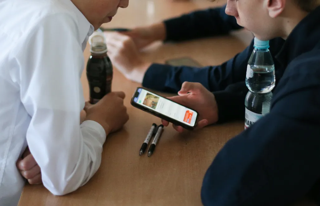 Uczniowie z telefonem Fot. PAP/Lech Muszyński