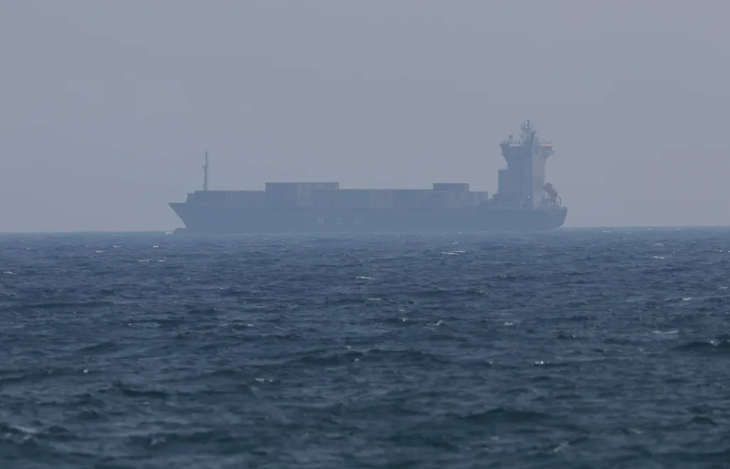 Statek Cargo w cieśninie Ormuz. Fot. PAP/EPA/ALI HAIDER 