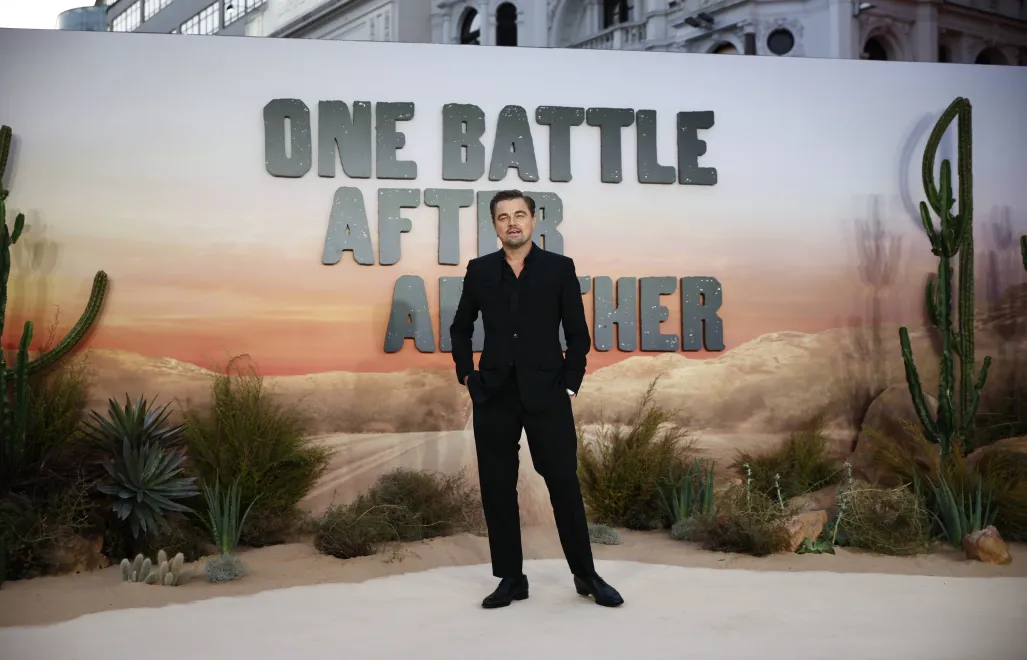 Leonardo DiCaprio na premierze filmu „Jedna bitwa po drugiej”. Fot. PAP/EPA/TOLGA AKMEN