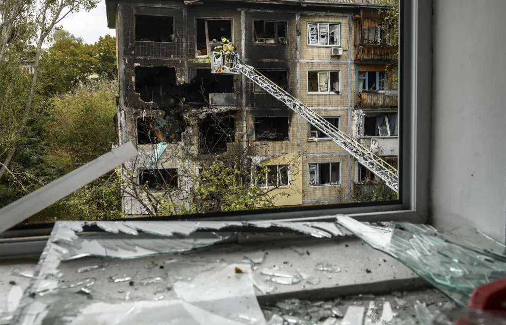  Рятувальники працюють на місці російського удару по житловому будинку в Києві, Україна, 28 вересня 2025 року. Фотоілюстрація. Fot. PAP/EPA/MAXYM MARUSENKO