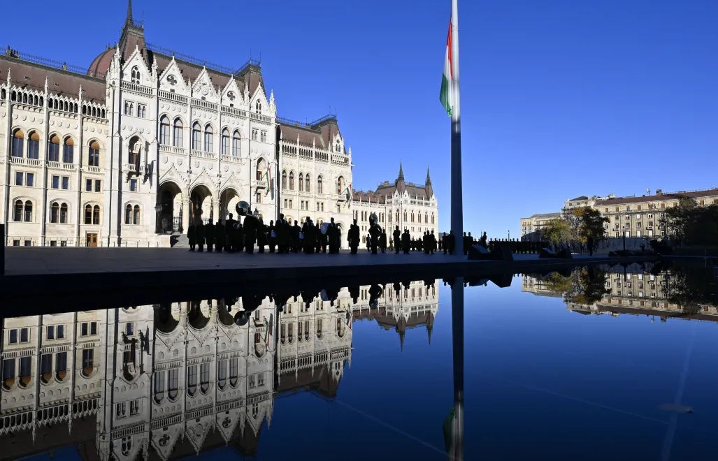 Парламент Угорщини в Будапешті під час вшанування 69-ї річниці Угорського повстання. Ілюстративне фото. Fot. PAP/EPA/MTI/ROBERT HEGEDUS