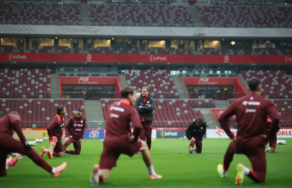 Selekcjoner reprezentacji Polski Jan Urban (C) podczas treningu drużyny, fot. PAP/Leszek Szymański