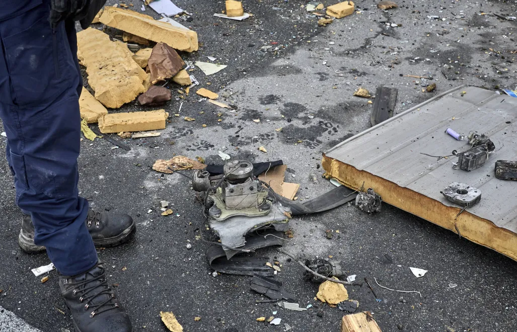 Уламки російського безпілотника. Fot. PAP/EPA/SERGEY KOZLOV