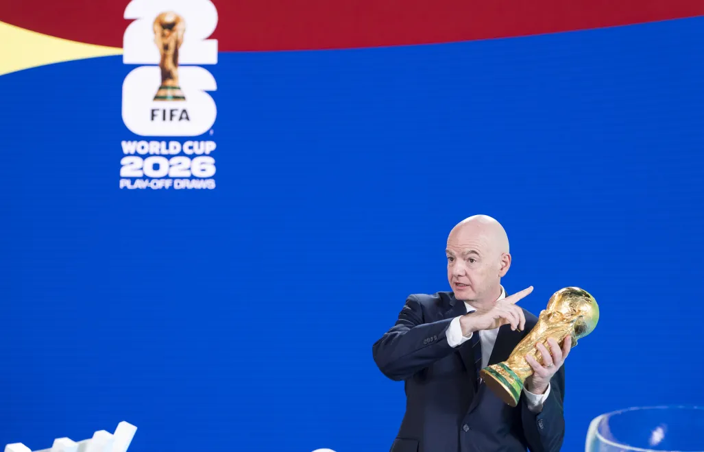 Gianni Infantino z Pucharem Świata FIFA, fot. PAP/EPA/CLAUDIO THOMA