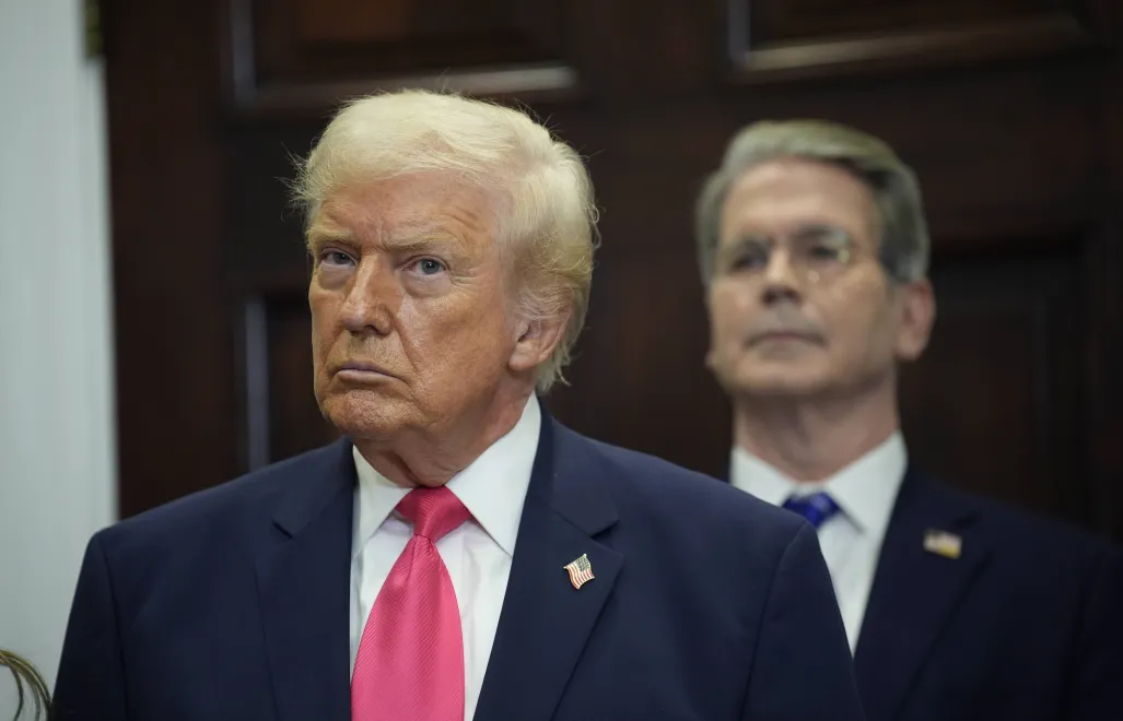 Prezydent USA Donald Trump i minister finansów USA Scott Bessent. Fot. PAP/EPA/YURI GRIPAS / POOL