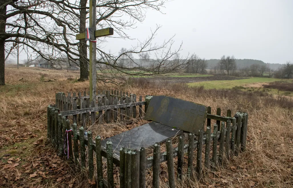 Меморіал у селі Угли Рівненської області. Fot. PAP/Vladyslav Musiienko