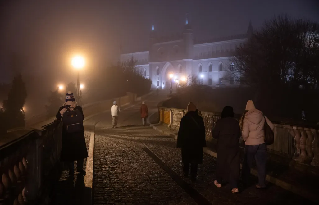 Przechodnie. Fot. PAP/Wojtek Jargiło