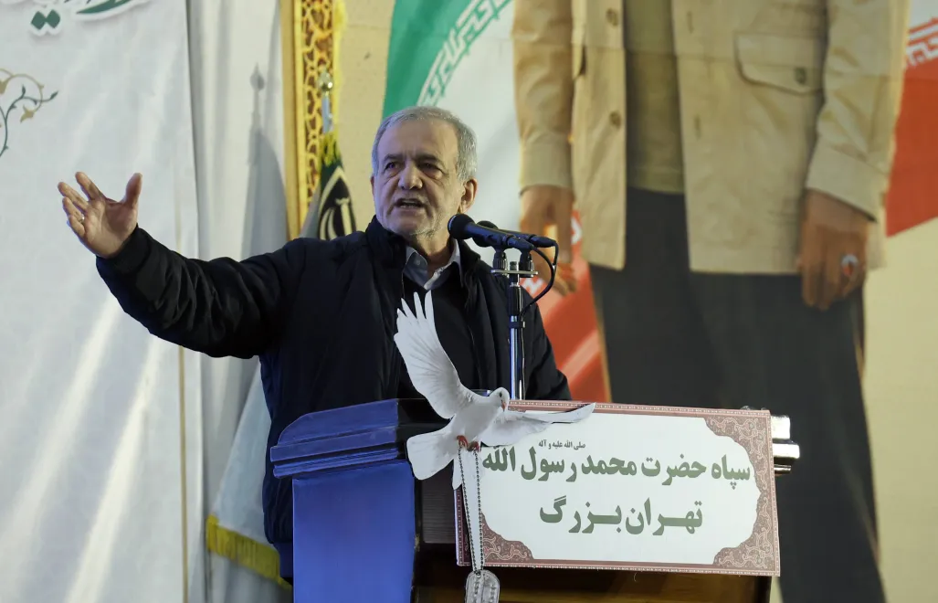 Масуд Пезешкиан на мероприятих чествования ликвидированого американцами Касема Сулеймани. Военный деятель и командующий спецподразделением "Аль-Кудс" был убит 3 января 2020 года. Fot. PAP/EPA/	ABEDIN TAHERKENAREH