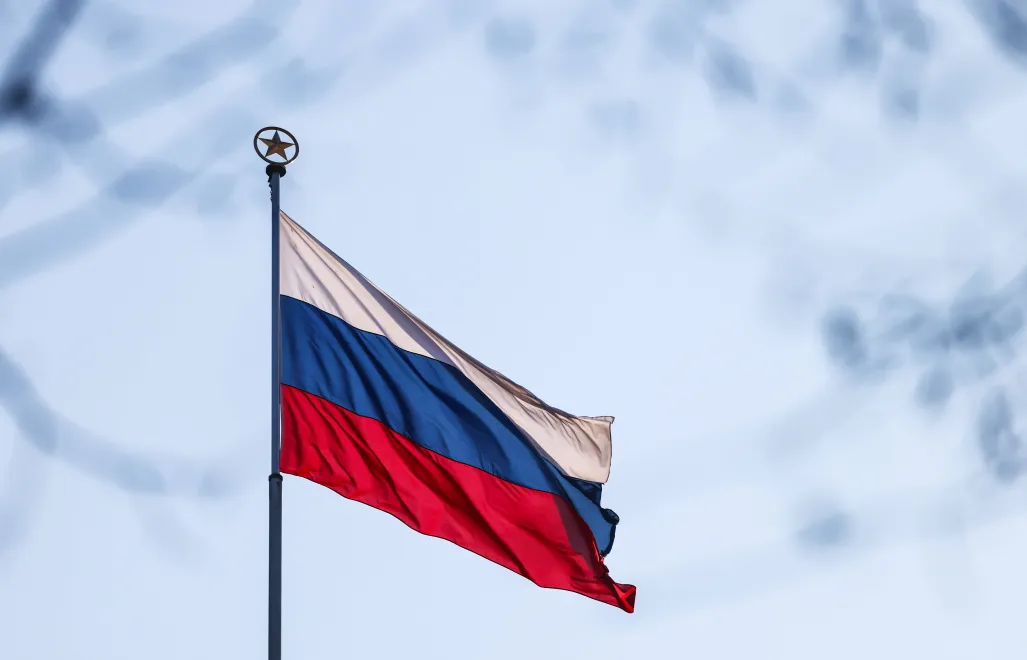 Rosyjska flaga, zdjęcie ilustracyjne, fot. PAP/EPA/HANNIBAL HANSCHKE