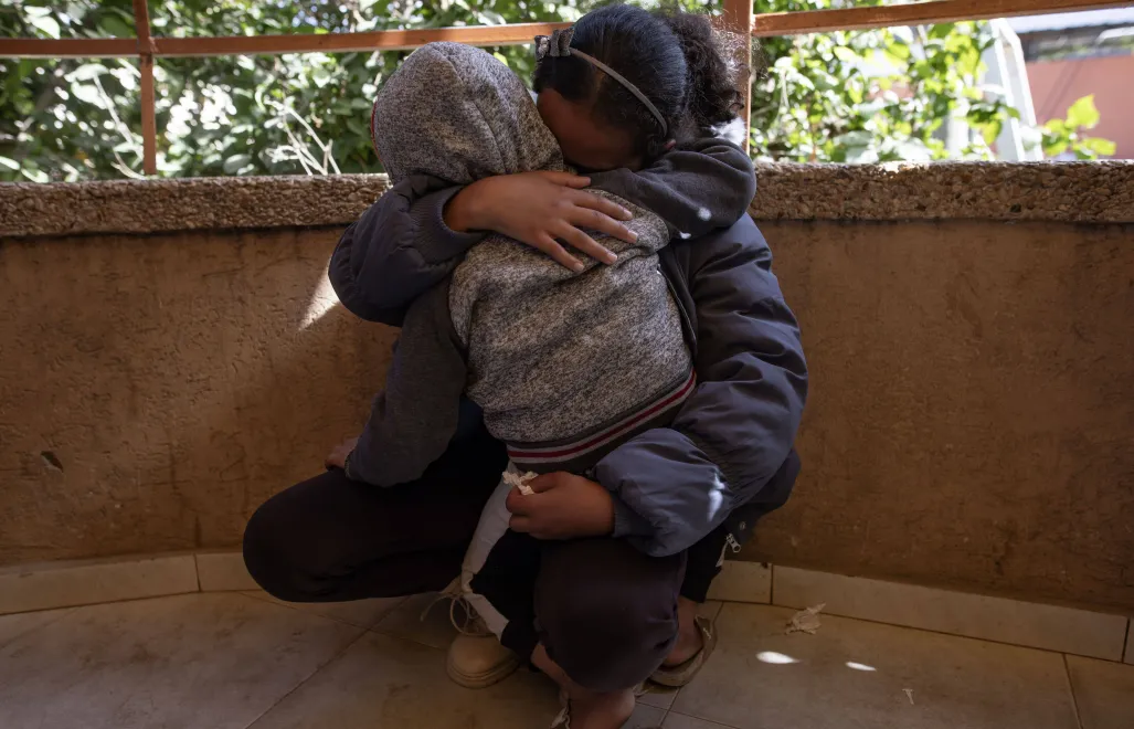 Dziewczyna z dzieckiem - zdjęcie ilustracyjne Fot. PAP/EPA/HAITHAM IMAD