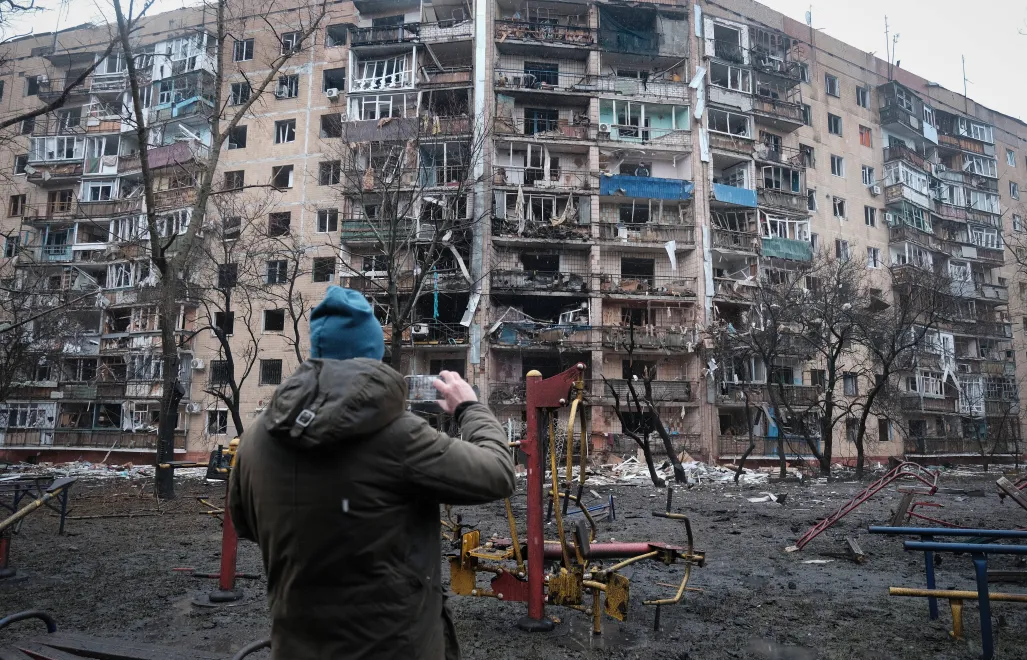 Людина фотографує руйнування після російського бомбардування житлового району в Краматорську (Донецька область) 8 лютого 2026 року. Фотоілюстрація. Fot. PAP/EPA/Maria Senovilla 