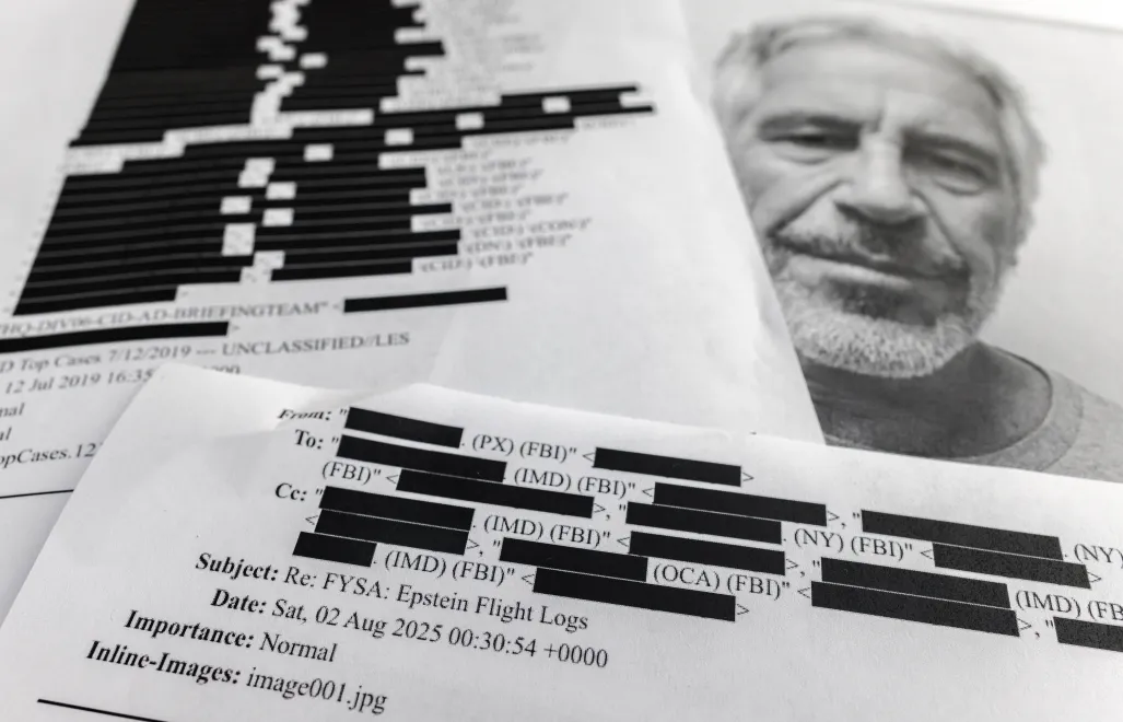 Wydruk zredagowanej korespondencji z akt Jeffrey'a Epsteina. Fot. PAP/EPA/CRISTOBAL HERRERA-ULASHKEVICH
