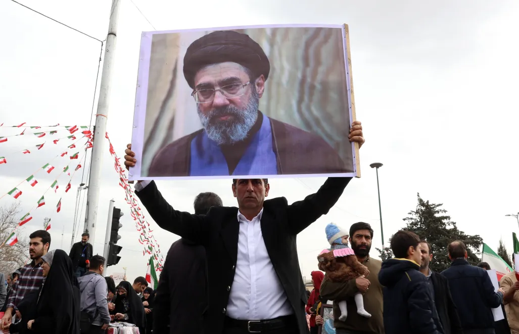 Plakat z wizerunkiem Modżtaby Chameneia, fot. PAP/EPA/ABEDIN TAHERKENAREH