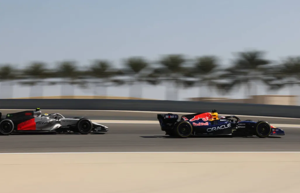 13.02.2026, Max Verstappen (z prawej) i Gabierl Bortoletto (z lewej) podczas przedsezonowych testów w Bahrajnie, fot. PAP/EPA/ALI HAIDER