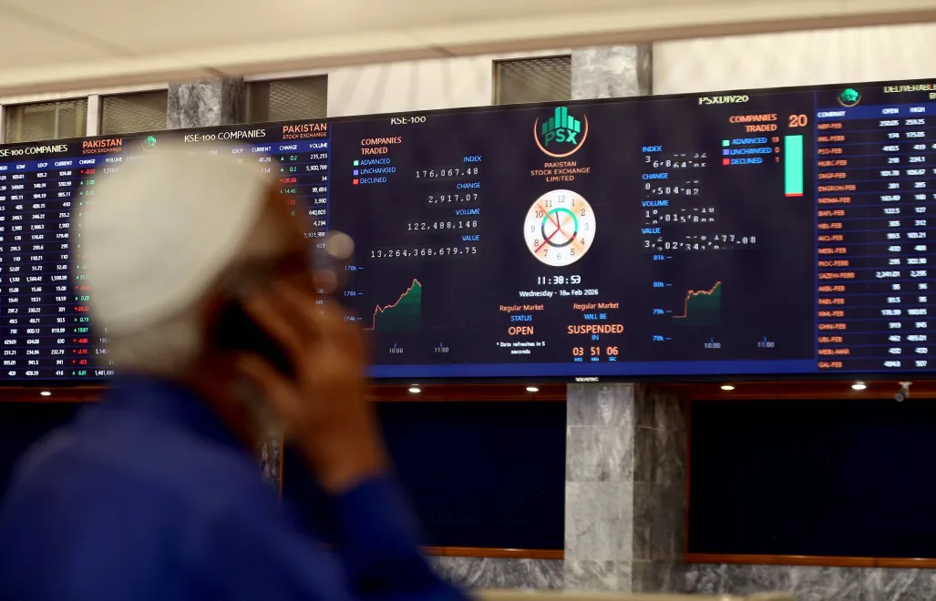 Dane giełdowe wyświetlone na ekranach. Zdj. ilustracyjne. Fot. PAP/EPA/REHAN KHAN 