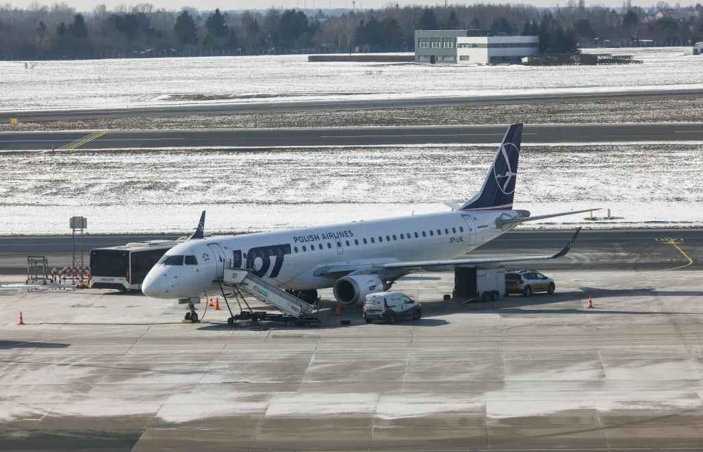  Lotnisko Chopina. Linie LOT. Fot. PAP/Albert Zawada
