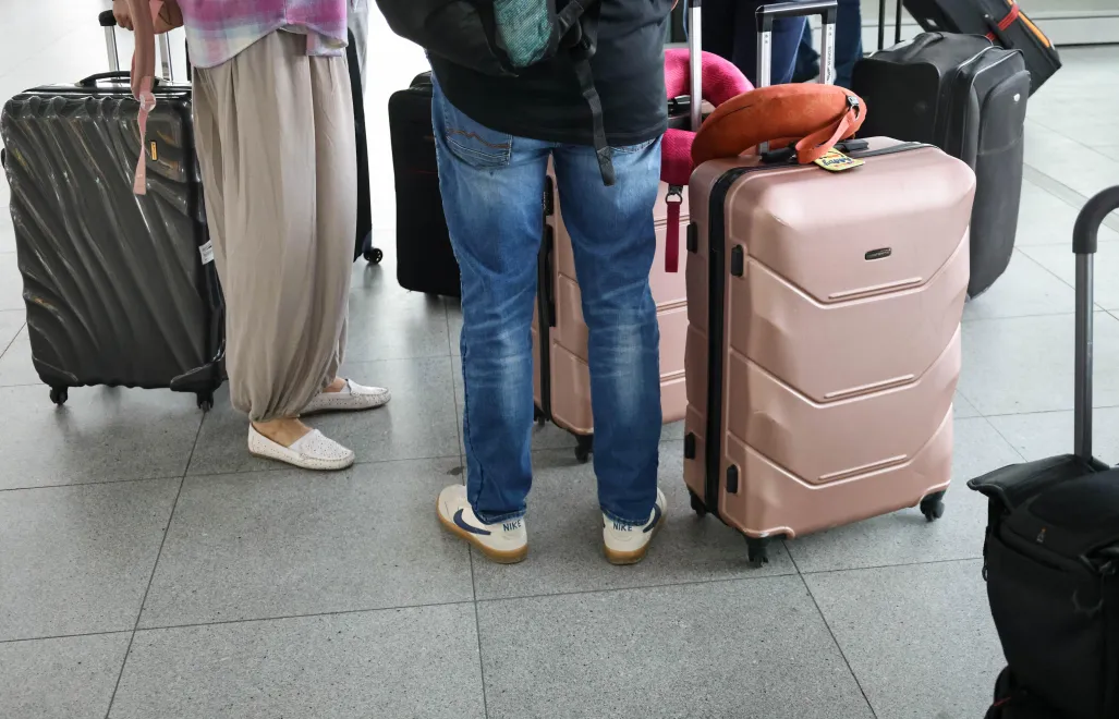 Podróżni na lotnisku Fot. PAP/Albert Zawada