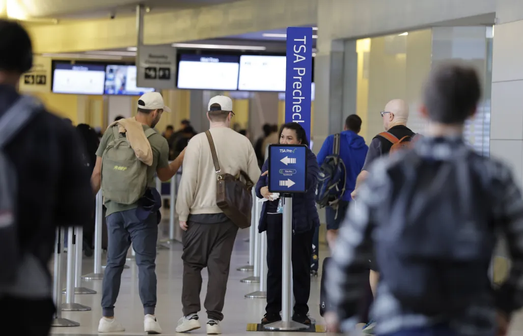 Lotnisko. Fot. PAP/EPA/JOHN G. MABANGLO