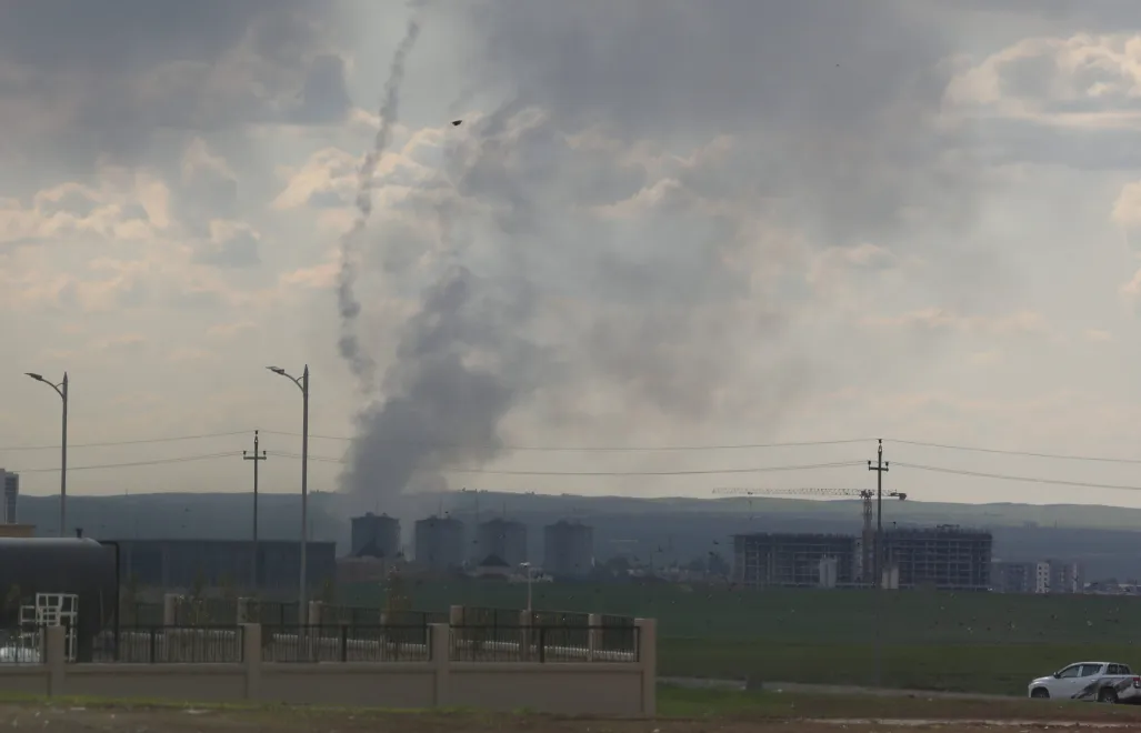 Dym unosi się po ataku irańskiego drona na lotnisko w Irbilu w Iraku, 28 lutego 2026 r. Fot. PAP/EPA/GAILAN HAJI 