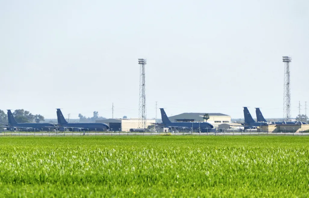 „El Pais” zauważył, że zakaz ten ma tylko jeden wyjątek: na przelot i lądowanie danego samolotu zezwala się wyłącznie w sytuacjach nadzwyczajnych. Fot. PAP/EPA/	David Arjona