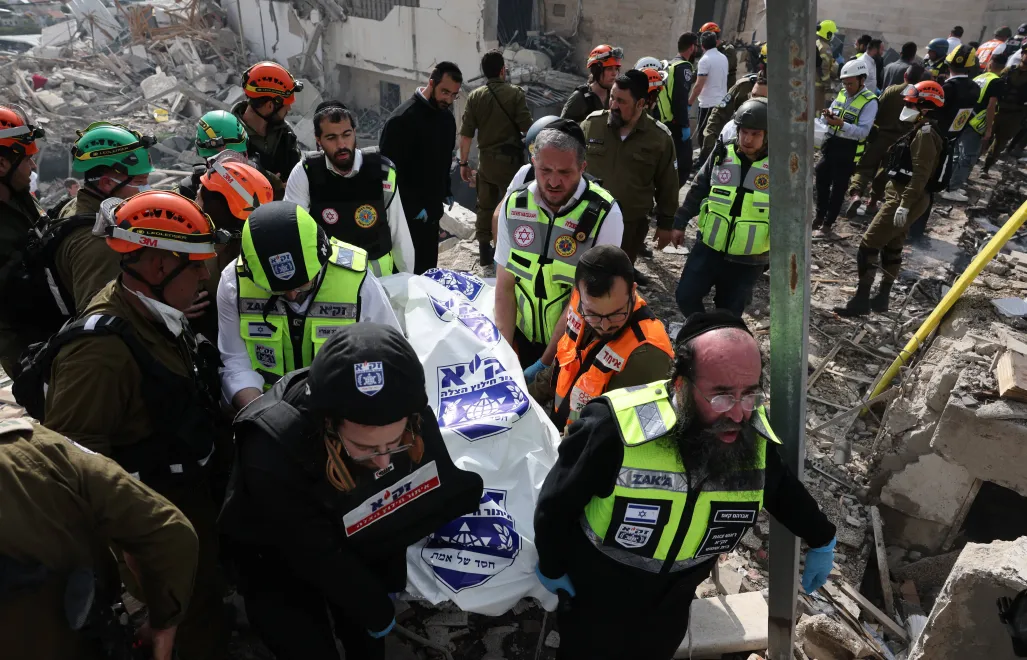 Irański atak rakietowy w mieście Bet Szemesz w Izraelu. Fot. PAP/EPA/	ABIR SULTAN