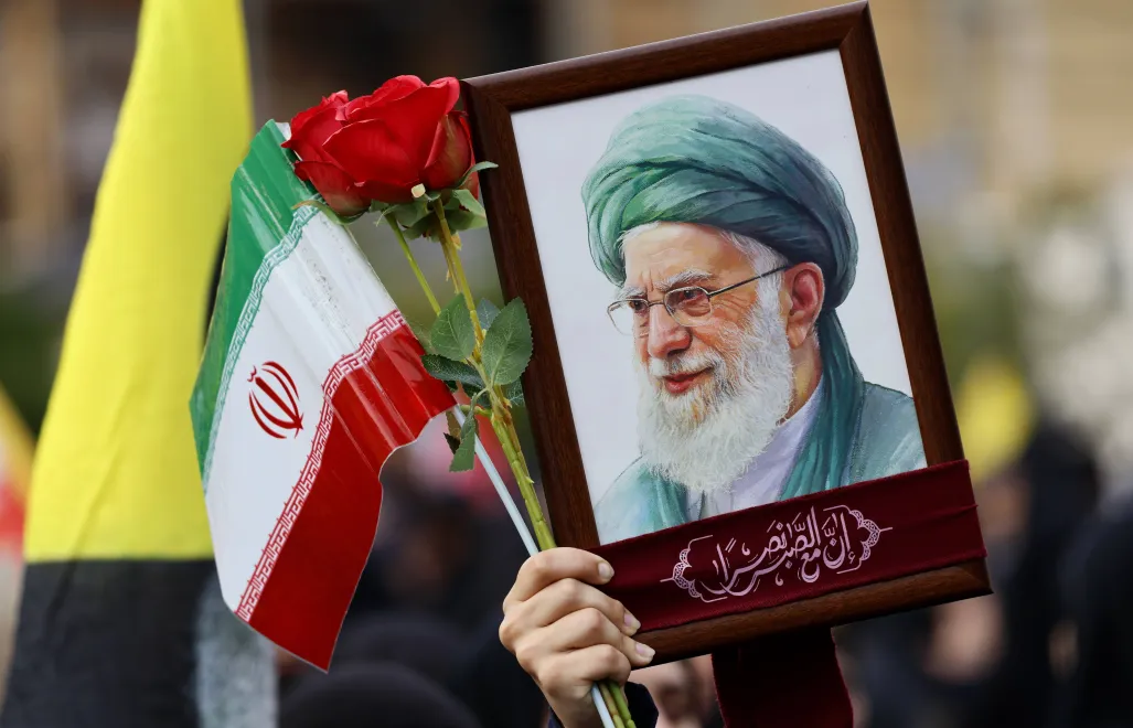 Portret ajatollaha Chameneia. Fot. EPA/WAEL HAMZEH