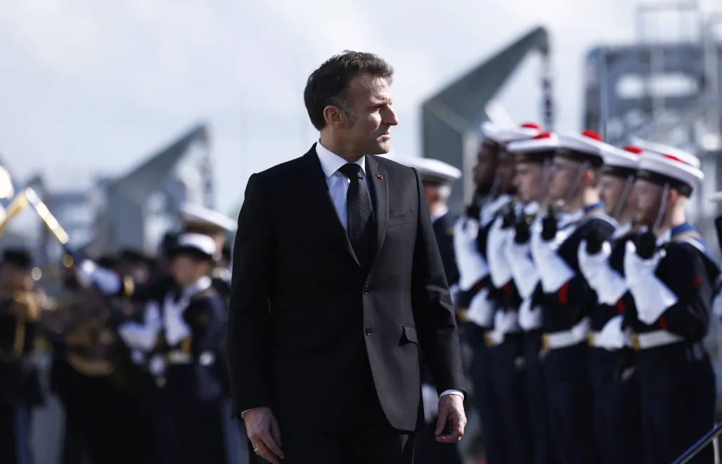 Эммануэль Макрон на военной базе Иль-Лонг. Fot. PAP/EPA/YOAN VALAT / POOL