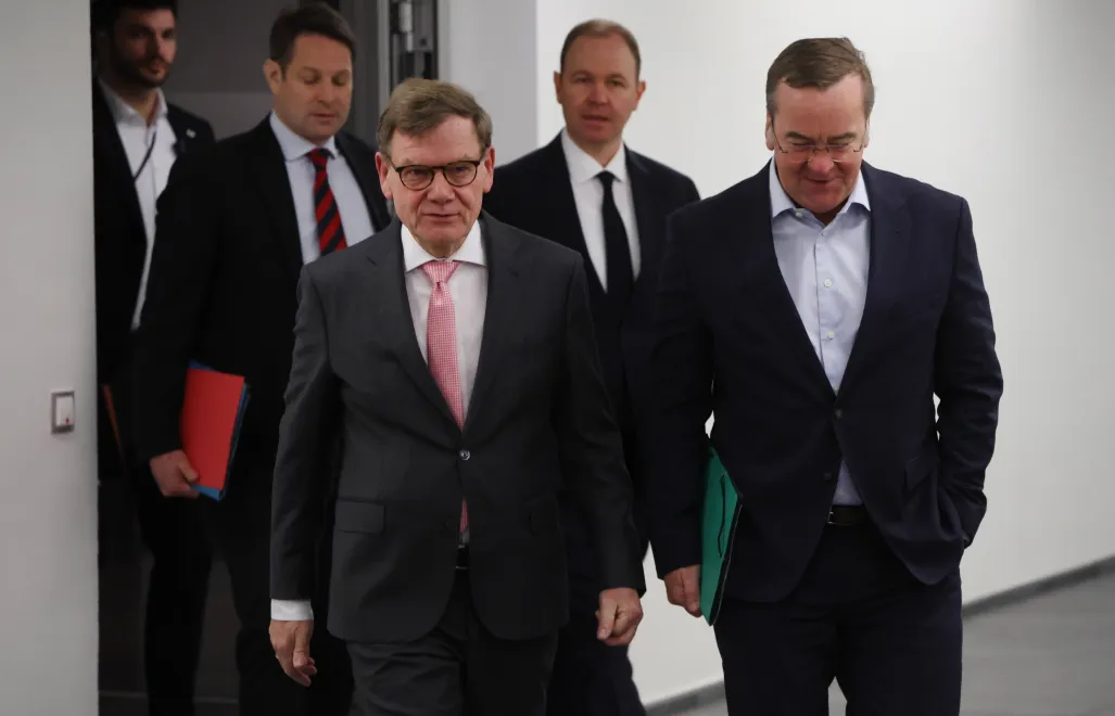 Po lewej szef niemieckiego MSZ Johann Wadephul i minister obrony Niemiec Boris Pistorius. Fot. PAP/EPA/SEAN GALLUP / POOL