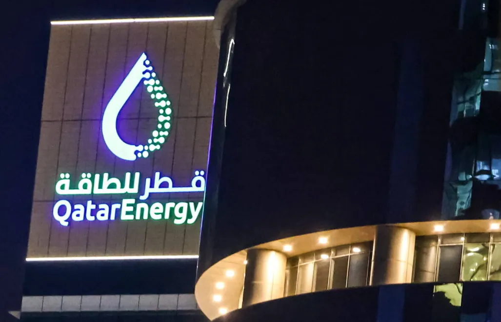 Logo QatarEnergy Fot. PAP/EPA/HANNIBAL HANSCHKE