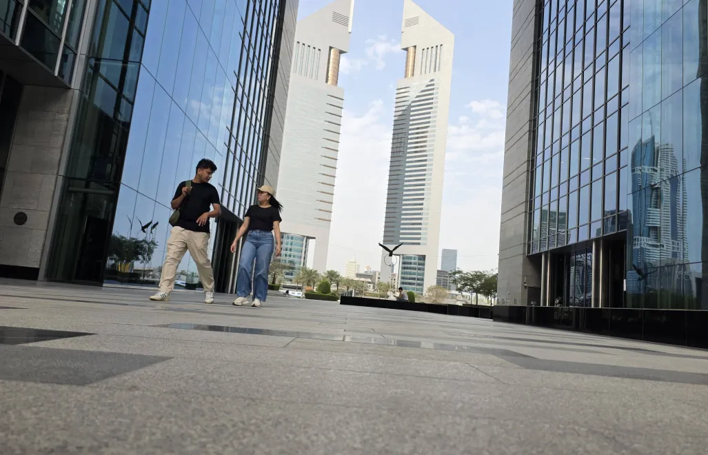 Ludzie spacerujący w Dubaju. Fot. EPA/STRINGER