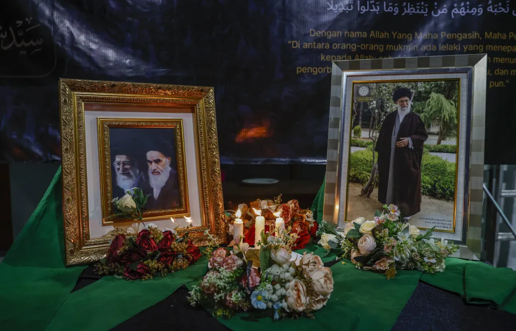 Kwiaty złożone obok portretów zmarłego irańskiego Najwyższego Przywódcy ajatollaha Alego Chameneiego. Fot. PAP/EPA/MAST IRHAM