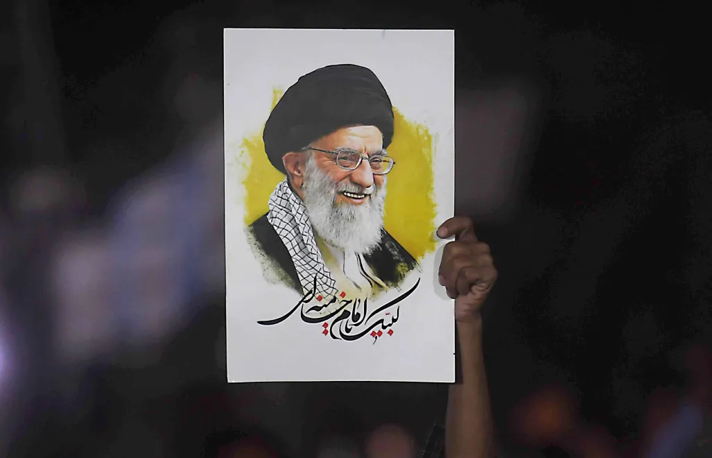 Wizerunek ajatollaha Al-Chamenia. Fot. PAP/EPA/SHAHZAIB AKBER