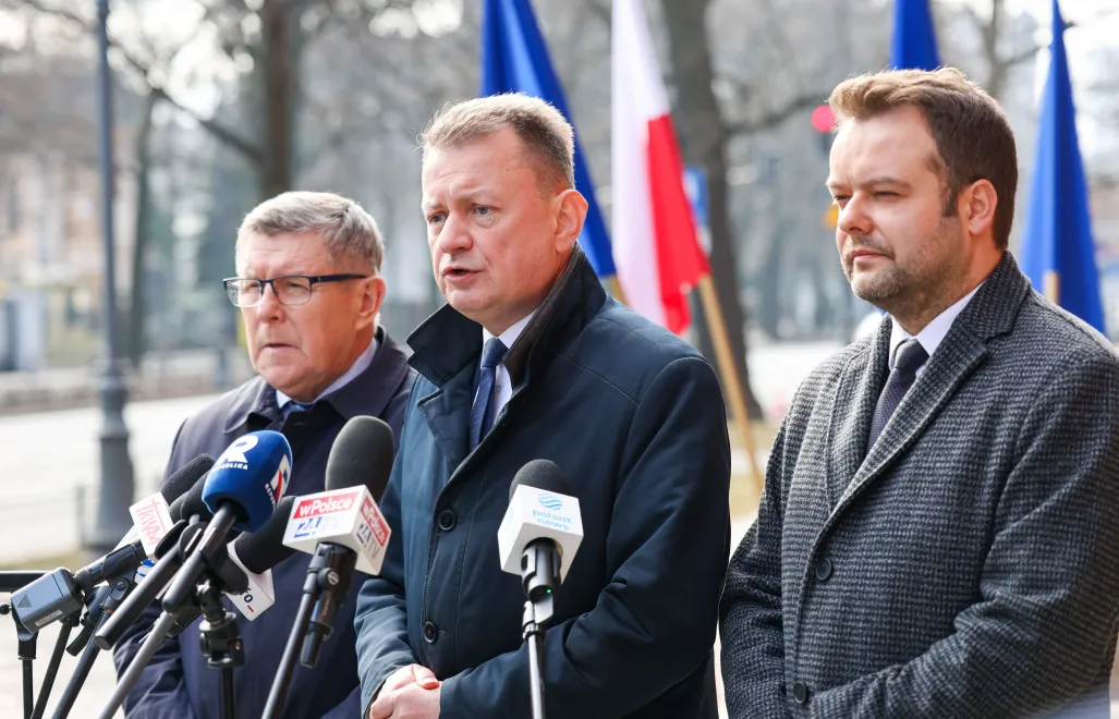 Przewodniczący KP Prawa i Sprawiedliwości Mariusz Błaszczak (C), rzecznik ugrupowania Rafał Bochenek (P) oraz poseł PiS Zbigniew Kuźmiuk (L) podczas konferencji prasowej przed Ministerstwem Spraw Zagranicznych w Warszawie. Fot. PAP/Albert Zawada