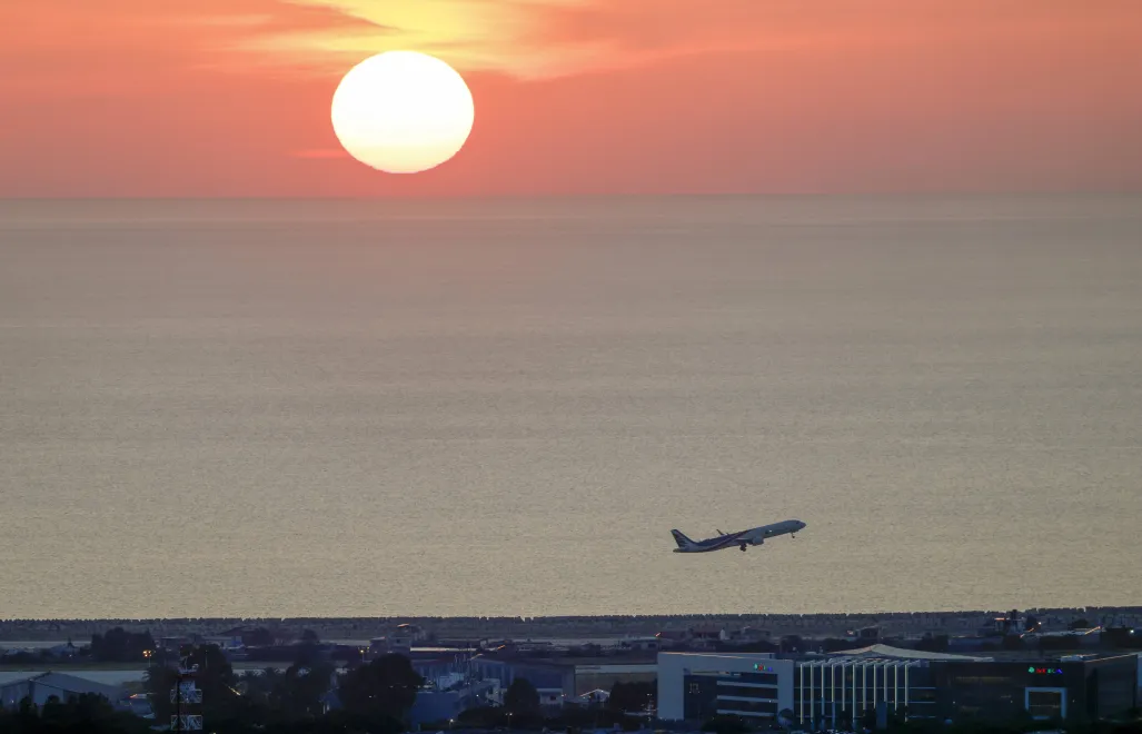 Samolot na lotnisku w Bejrucie, fot. PAP/EPA/WAEL HAMZEH
