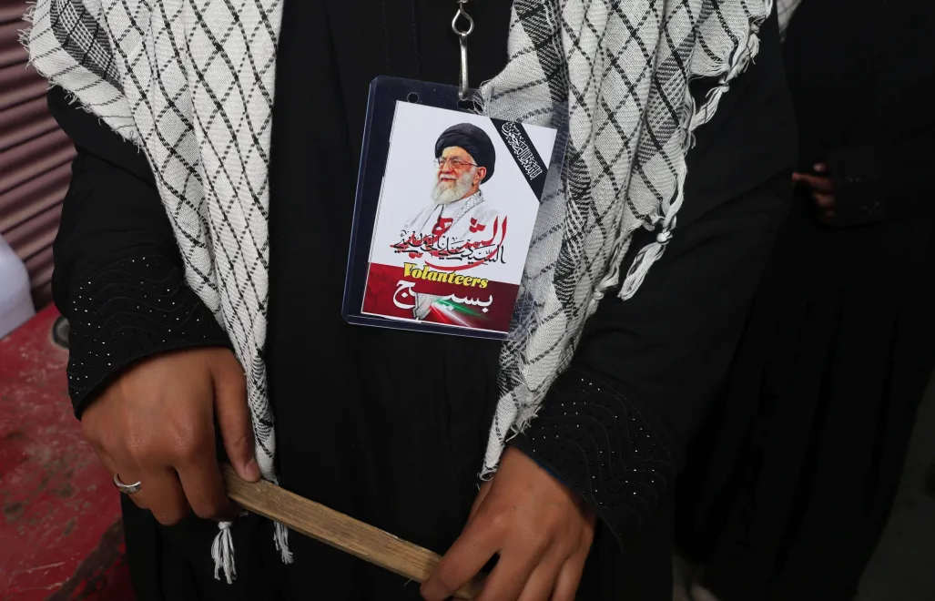 Muzułmanin z podobizną zabitego przywódcy Iranu Ali Chameneia podczas demonstracji Fot. PAP/FAROOQ KHAN