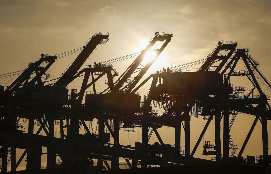 Dźwigi portowe Fot. PAP/EPA/CHRIS TORRES