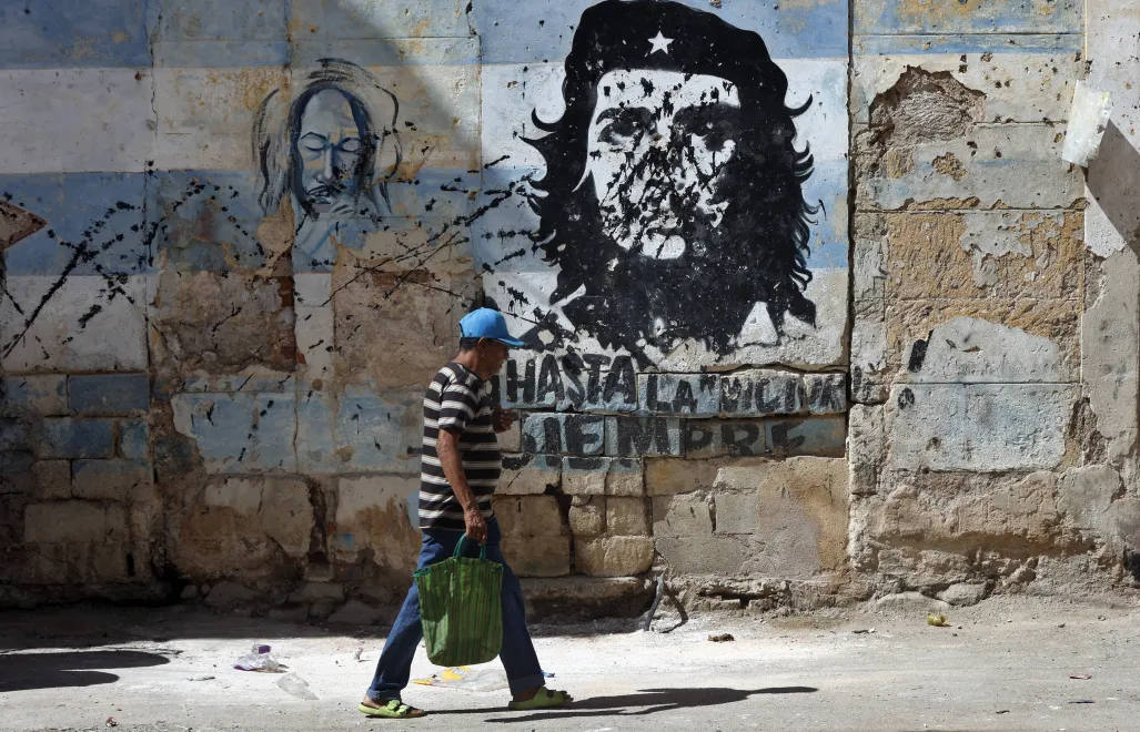 Mieszkaniec Hawany w centrum miasta, zdjęcie ilustracyjne. fot. PAP/EPA/EFE/ERNESTO MASTRASCUSA